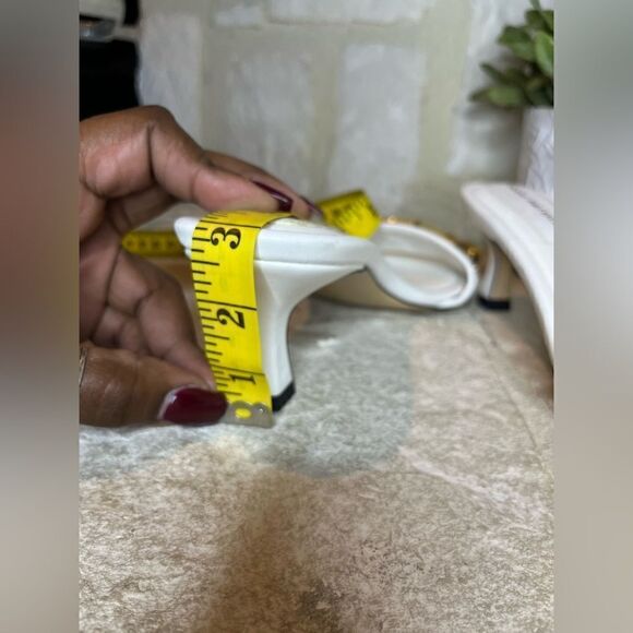 Good American white kitten heels w/ gold chain sz 9 - Picture 7 of 7